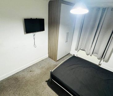 6 bedroom semi-detached house to rent - Photo 2