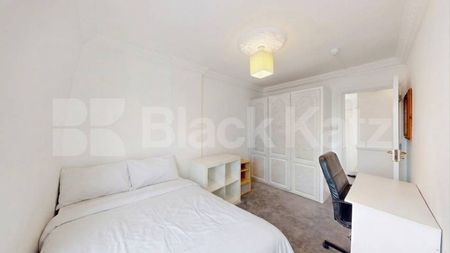 A well-presented three-bedroom split-level apartment located on Finchley Road, NW3 - Photo 2