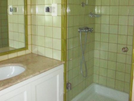 Charmosa moradia com piscina e jardim privativos, em localização privilegiada perto da praia e golfe. - Photo 5