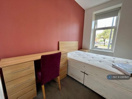 3 bedroom flat to rent - Photo 3