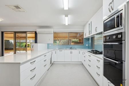 Comfortable Family Living with Plenty of Space - Photo 2