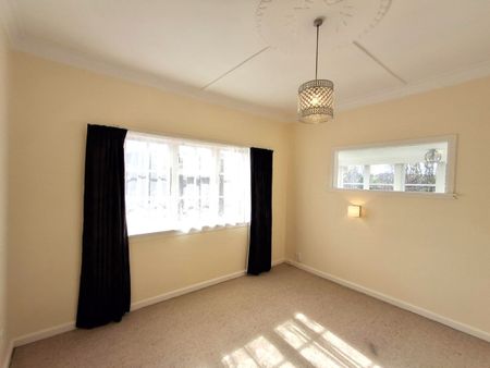 Spacious, Sunny 3-Bedroom Home in Prime Karori Location - Photo 4