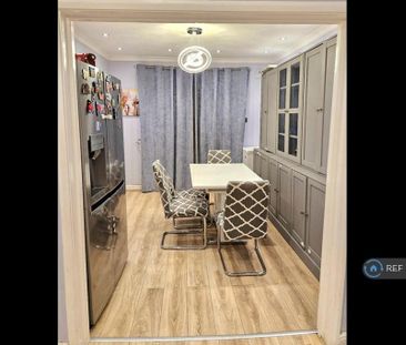 3 bedroom semi-detached house to rent - Photo 2