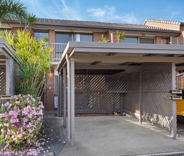 Modern Townhouse Living with Private Courtyard! 29/7 Chamberlain Av... - Photo 1