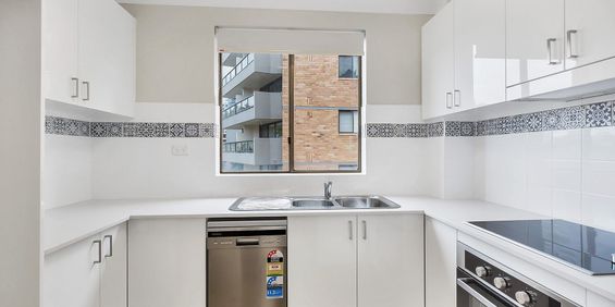 Stylish Apartment in the Heart of Elizabeth Bay - Photo 3