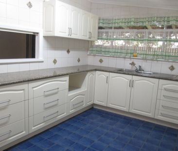 Cute cottage with a large shed and a granny flat! - Photo 3