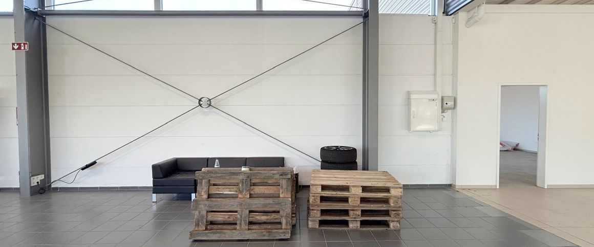 Trier-Euren: Moderne, barrierefreie Halle mit 310 m² – vielseitig nutzbar, große Fensterfront, Glasbüro & neuer moderner Gasheizung - Foto 1