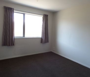 Modern three bedroom townhouse in a great location! - Photo 4
