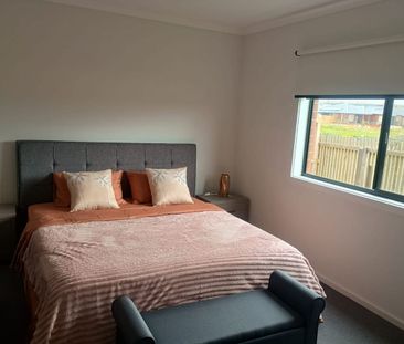 Private King Studio Room with Ensuite & Kitchenette - Modern Amenit... - Photo 5