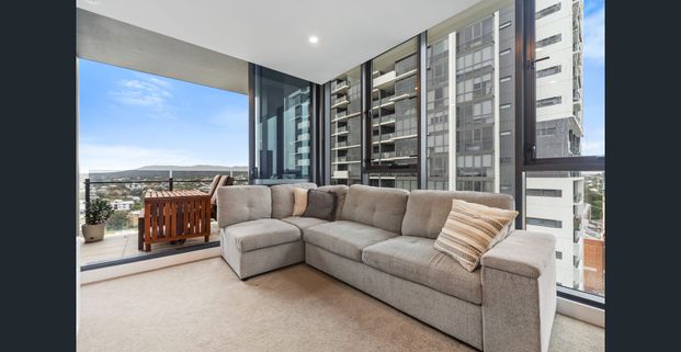 Secure, luxury apartment with features-PLUS an outstanding location - Photo 1