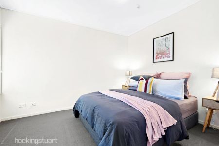 Ground Floor Apartment with Large Courtyard! - Photo 4