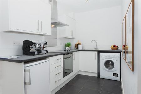2 bedroom flat to rent - Photo 2