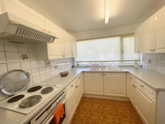 Maypole Drive IG7 6DE, Chigwell - Photo 1