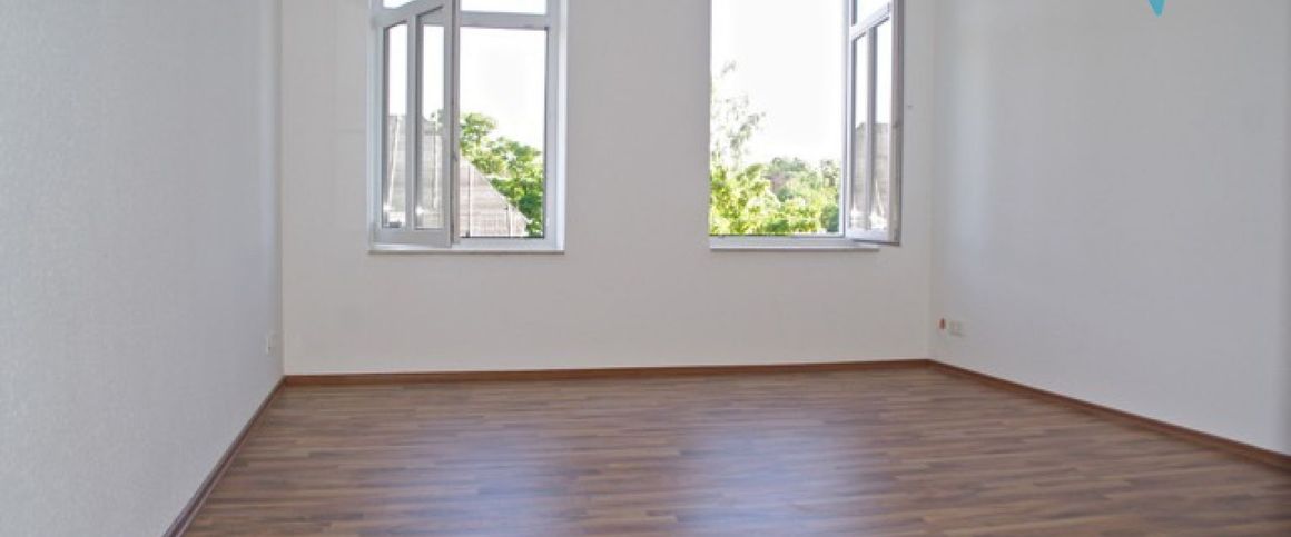 3-Raum • Fussbodenheizung • Südbalkon • Tageslichtbad • Stellplatz • Nussbaumlaminat • Anschauen - Photo 1