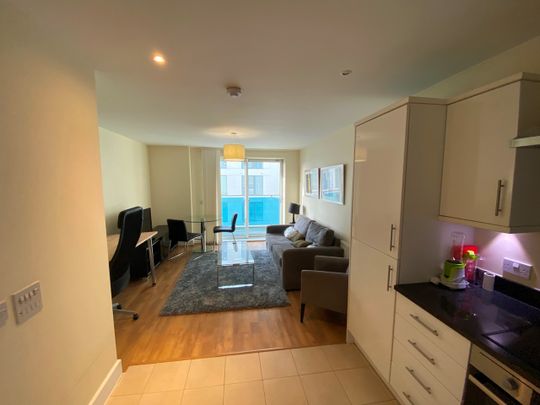 1 Bed Flat, Gooch House, W6 - Photo 1