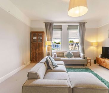 A beautifully presented three bedroom second floor flat - Photo 3