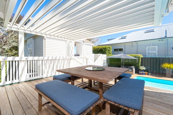 Luxurious Fully Furnished Home with Pool and Gym in Prime Epsom Location - Photo 1