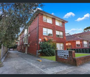 Modern Two-Bedroom Apartment in Prime Location - Photo 5