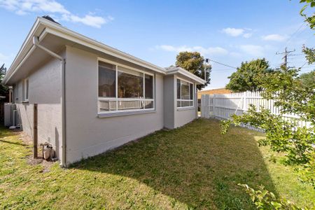 PRIME POSITION | MODERN COMFORT | FRANKSTON HIGH SCHOOL ZONE - Photo 5