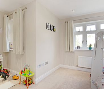 Ember Lane, Esher, Surrey, KT10 flat to rent - Photo 1