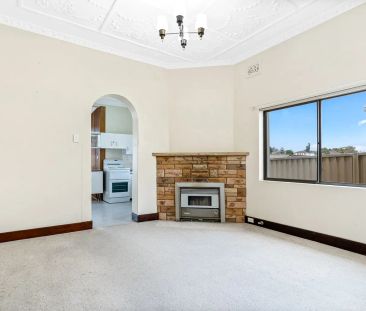 Spacious 3 Bedroom Home in Earlwood! - Photo 2