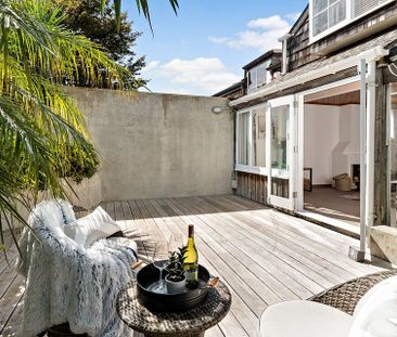 Sunny 3-Bedroom Townhouse - Photo 4
