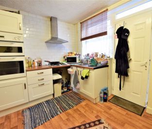 2 bedroom House in Manor Avenue, Leeds - Photo 4