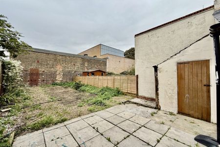 2 bed House Farley Place, London, SE25 - Photo 2