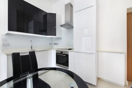 1 bedroom flat in London - Photo 2