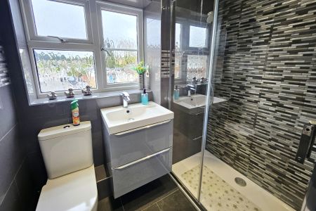 Pear Tree Road, Addlestone, Surrey, KT15 - Photo 2