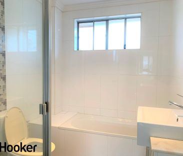 Modern 2 bedroom Townhouse with private yard - Photo 3