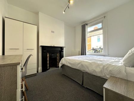 4 bedroom terraced house to rent - Photo 4