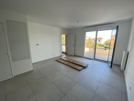 Location Appartement 2 pièces 40m² DECINES CHARPIEU 69150 - Photo 2