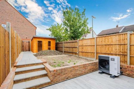 Portland Drive, Merstham, RH1 - Photo 4