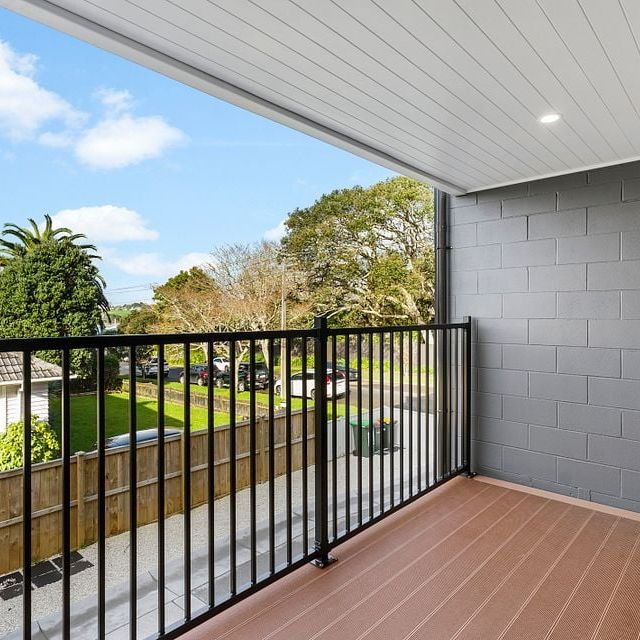 Riverside Retreat: 3BR Townhouse with views - Photo 1