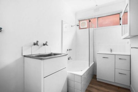 SPACIOUS | FRESHLY PAINTED | GREAT LOCATION - Photo 5