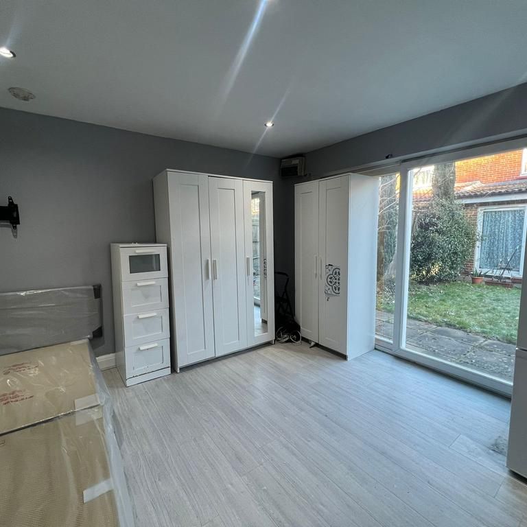 Studio to rent - Photo 1