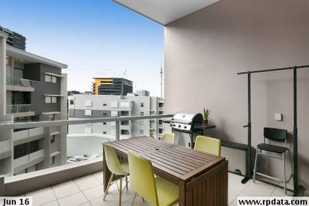 MODERN AND SPACIOUS 1 BED +STUDY or 2 bedrooms APARTMENT IN THE BEST STREET, LOCKUP STORAGE CAGE - Photo 2