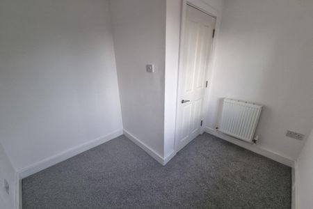 High Street - Photo 4