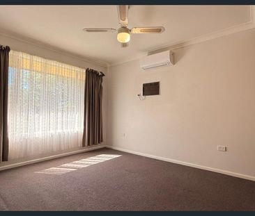 SPACIOUS FAMILY LIVING IN A PRIME PARKES LOCATION - Photo 3