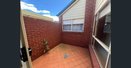 Cosy 3-Bedroom Home with New Carpets, Low-Maintenance Yard & Ideal Location. - Photo 2