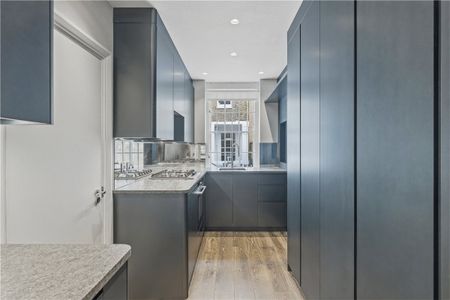 A unique one bedroom apartment with over 1,300 sq. ft. of flexible space and separate garage, located on Devonshire Place Mews just off Marylebone High Street. - Photo 5