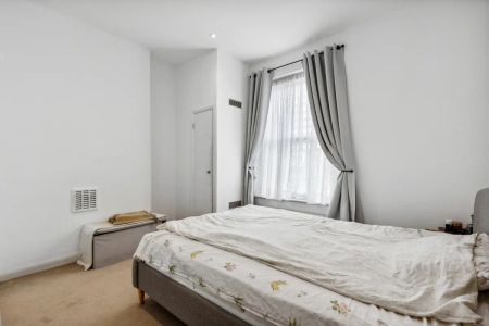 2 bedroom flat in London - Photo 3