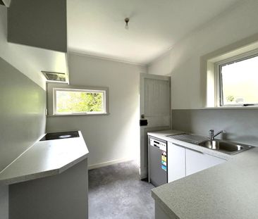 Freshly Renovated 1-Bedroom Unit close to town - Photo 3