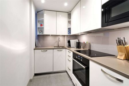 A charming two bedroom flat with direct lift access. - Photo 4