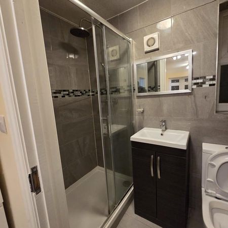 1 bedroom in a flat share to rent - Photo 4