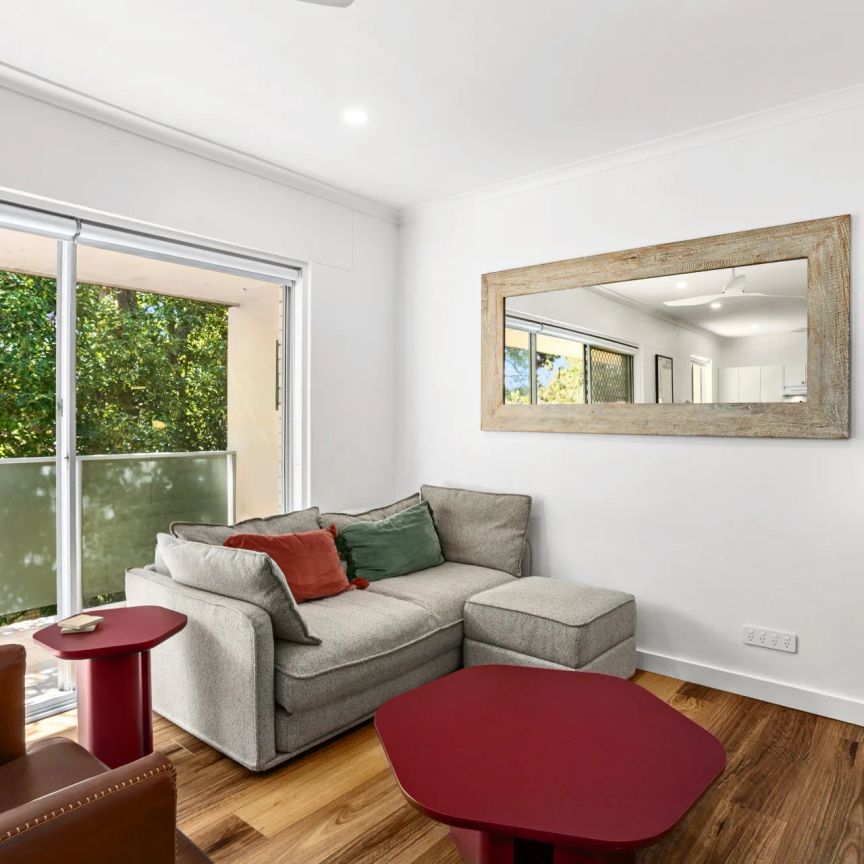 Executive Furnished Apartment in Prime Location - Walk to beach and Amenities - Photo 1