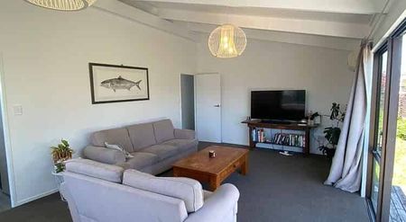 Large Family Home - Photo 4