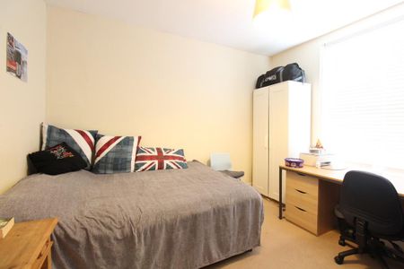 5 bedroom end of terrace house to rent - Photo 3