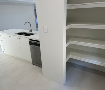 Stylish & Modern 4x2 Family Home - Photo 4